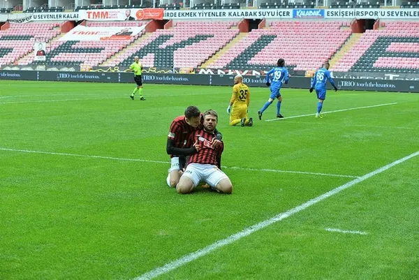 ligde-34-mactir-kazanamiyordu-eskisehirspor-377-gun-sonra-galibiyet-yuzu-gordu-1613756580806.jpeg