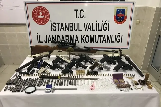 İstanbul'da oto tamircisinden çıkanlar şoke etti! Tamirci görünümünde silah imalathanesi!