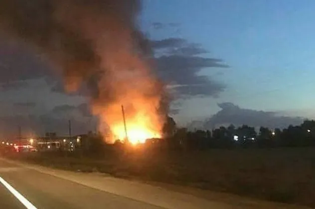 Hatay'da Akaryakıt istasyonuna yakın alanda depo yangını!