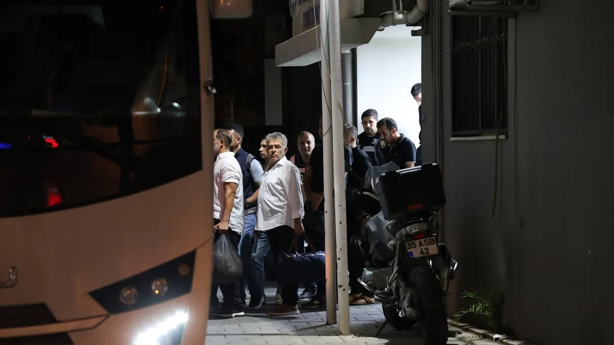 Seferihisar Belediyesindeki rüşvet ve usulsüzlük operasyonu: 47 şüpheli adliyeye sevk edildi, 1 kişi aranıyor