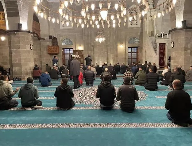 diyanet-isleri-baskani-ali-erbas-duyurdu-yarin-cuma-namazi-sonrasi-tum-camilerde-filistin-halki-icin-dua-edile-1701374849699.jpeg