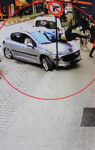 Hız nedeniyle kontrolden çıktı! Yayayla birlikte dükkana daldı