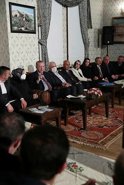 baskan-erdogan-tokatta-ciftcilerle-bulustu-aycicek-yaginda-sorun-yok-1648320979743.jpeg Başkan Erdoğan Tokat'ta çiftçilerle buluştu! "Ayçiçek yağında sorun yok"-5