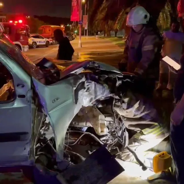 Kontrolden çıkan araç direğe çarptı