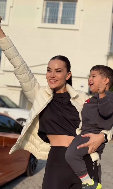 fahriye-evcenden-anne-oglu-paylasimi-parlayan-yildizim-deyip-minik-keremle-sosyal-medyayi-salladi-1747834074558.jpg Kaynak: Sosyal medya