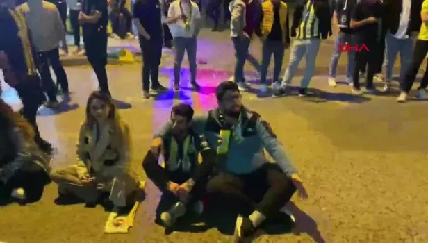 Fenerbahçeli taraftarlar stat dışında oturarak yönetimi protesto ettiler quot Ali