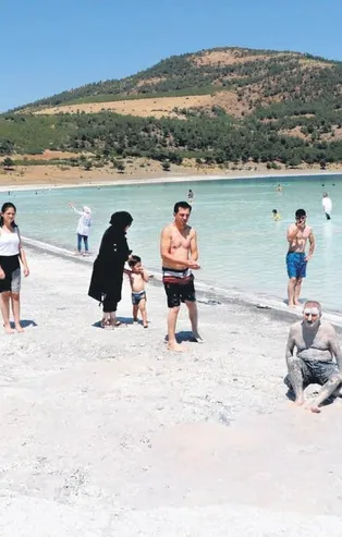 Salda Gölü'nden kil alan ve çamur çukurlarına girenlere 392 lira idari para cezası