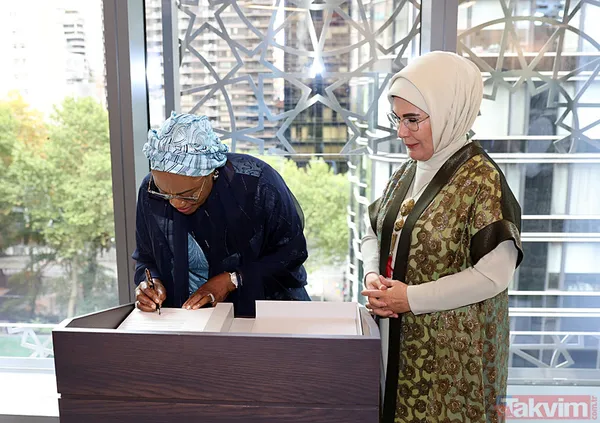 Konuşmanın Ardından Devlet Başkanı Eşlerinin Katılımıyla Aile Fotoğrafı Çekildi. Katılımcılar, Canlı Afrika Müzikleri Eşliğinde "Afrika Yemek Kültürü"...