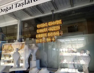 Vitrine sahte altınları dizdi kayıplara karıştı