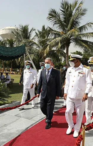 Bakan Akar’a Pakistan'da 'mehter' sürprizi