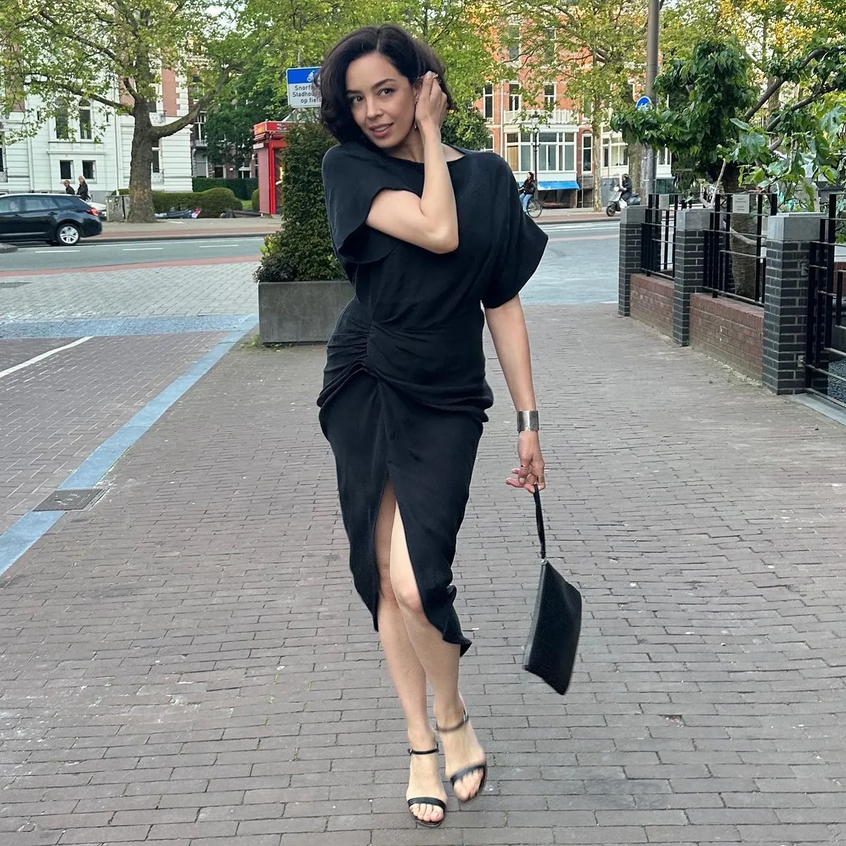 azra-akinin-son-goruntusu-gundem-oldu-ebru-gundese-benzetildi-1778592894195.jpg Azra Akın’ın son görüntüsü gündem oldu: Ebru Gündeş’e benzetildi-3