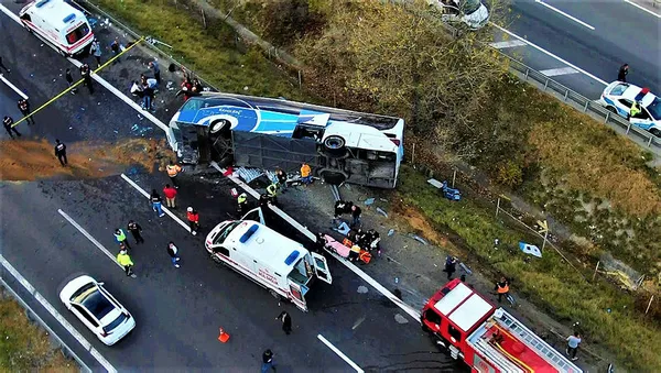 Son dakika: Bolu'da yolcu otobüsü devrildi! 3 kişi hayatını kaybetti-3