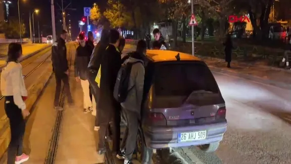 Tramvay yoluna giren otomobil çevredekilerin yardımıyla çıkarıldı, sürücüye ceza uygulandı: İşte o anlar!