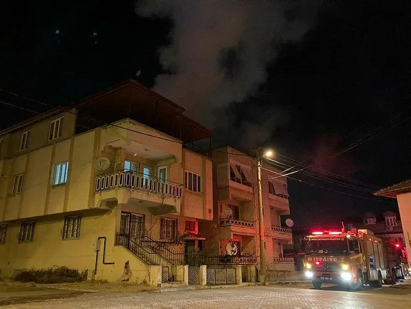 Denizli'de 3 katlı bina yandı! Uykuda yakalananlar ne yapacaklarını şaşırdı-1