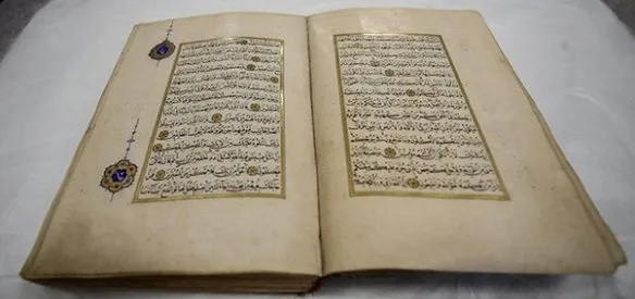 Özel bir koleksiyonda olduğu tespit edilen Kültür ve Turizm Bakanlığı envanterine kayıtlı 524 yıllık el yazması Kur’an-ı Kerim, 54 yıl sonra Topkapı Sarayı Müzesine iade edildi