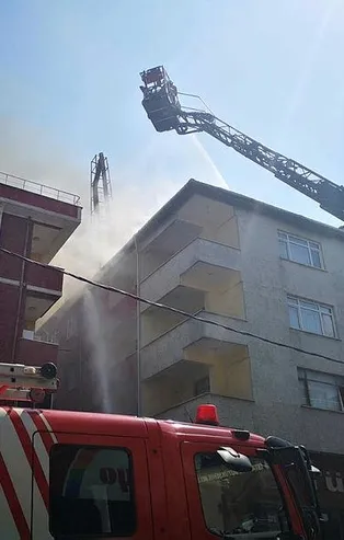 Maltepe'de korkutan yangın | Dört katlı binanın çatısı alev alev yandı
