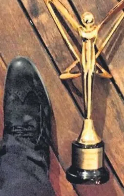 Kelebek ayağa düştü