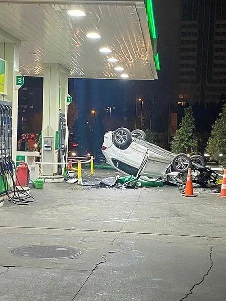 besiktasta-kontrolden-cikan-cip-benzin-istasyonuna-daldi-yaralilar-var-1614198085493.jpeg Beşiktaş'ta kontrolden çıkan cip benzin istasyonuna daldı! Yaralılar var...-2