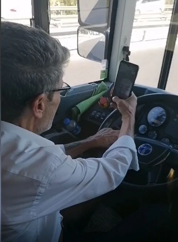 iett-otobuslerinin-yeni-skandali-otobus-soforu-arac-kullanirken-cep-telefonuyla-goruntulu-konustu-1662706520253.jpg