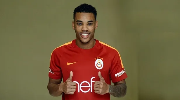 Devler Aslan'ı gözetliyor-4
