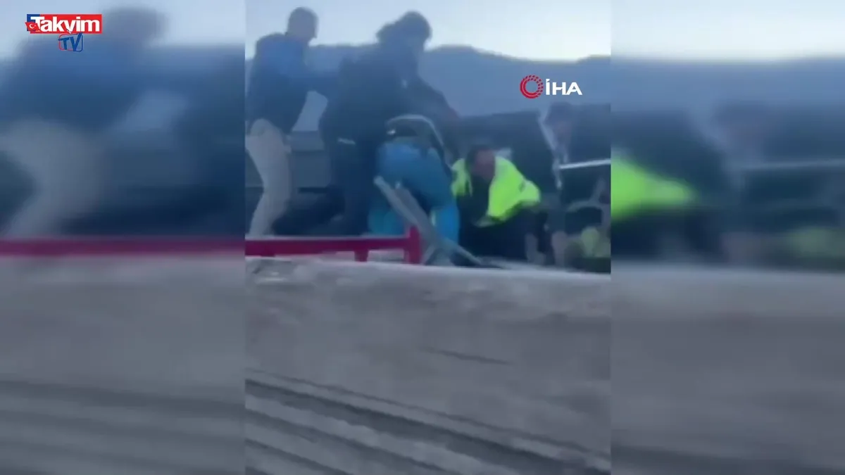 Kavgayı ayıran polise saldırı anı kamerada