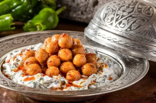 Arap köftesi nasıl yapılır? Pratik ve lezzetli cacıklı Arap köftesi tarifi, malzemeleri!