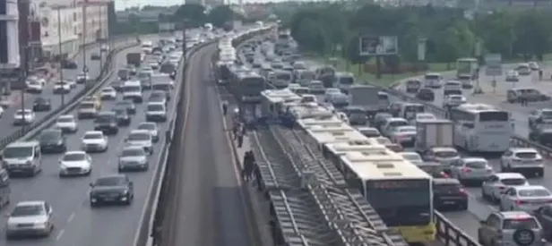 Metrobüs arızası uzun kuyruklar oluşturdu