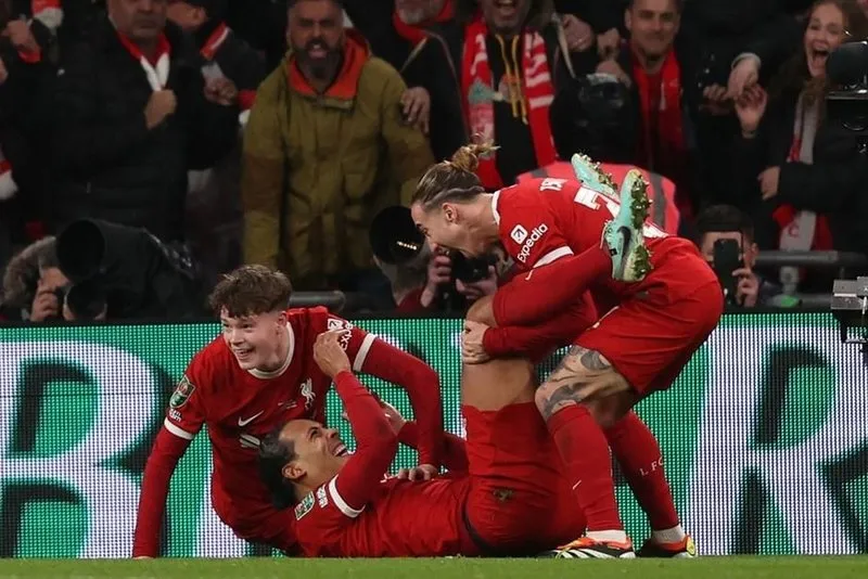 Liverpoollu oyuncuların galibiyet golü sonrası sevinci