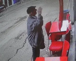 Bayrağı öpüp karşısında selam durdu