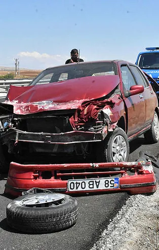 Sivas'ta korkunç kaza! Bariyerlere daldı: 2'si ağır 5 yaralı