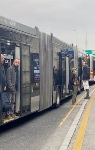 İstanbul'da yine metrobüs çilesi! Arızalanan metrobüs yoğunluk oluşturdu vatandaş isyan etti