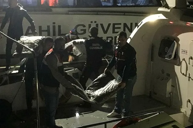 Balıkesir Ayvalık açıklarında batan tekneden 1,1 ton uyuşturucu çıktı