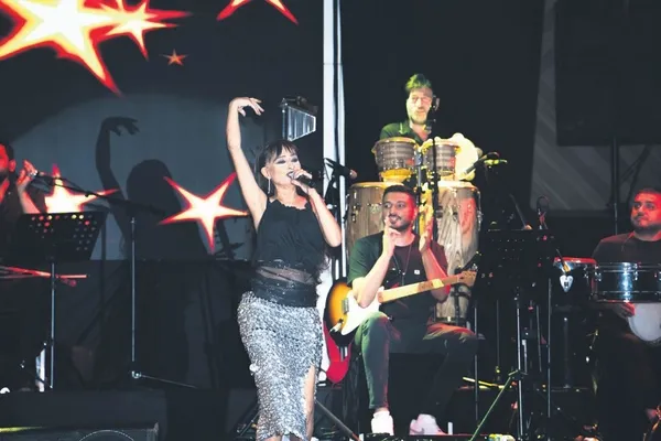 sarkici-alya-guzelligini-gozler-onune-serdi-bodrumda-ruzgar-estirdi-1688069013195.jpeg Şarkıcı Alya güzelliğini gözler önüne serdi! Bodrum'da rüzgar estirdi...-11