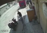 Park halindeki elektrikli bisikletin üzerinde bulunan cep telefonunu 3 saniyede çalan hırsız kamerada