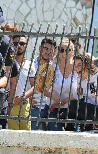 Midibüs ile demir korkulukların arasında kalıp hayatını kaybetti