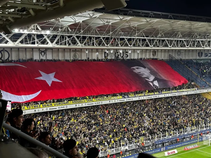 fenerbahce-tribunlerinde-29-ekim-koreografisi-ve-sehitler-icin-slogan-1730046058270.jpg