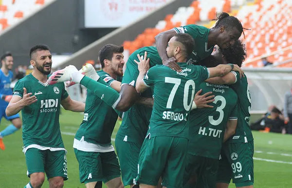 1614168555522.jpg Adanaspor - Giresunspor maçında korku dolu anlar! Bir anda fenalaştı hastaneye kaldırıldı-5