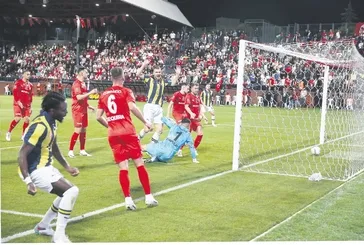 Pendik'i farkla yenen Fenerbahçe'den futbol şov! Aslan'dan 1 gün sonra koltuğu geri aldı