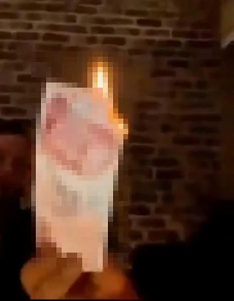 gorgusuz-iki-genc-kadin-200-lirayla-sigaralarini-yakti-cezalandirin-talebi-1610222803630.jpg Görgüsüz iki genç kadın, 200 lirasını ateşe vererek sigaralarını yaktı! Halktan "cezalandırın" talebi...-1