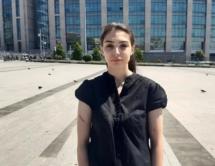 Eşini acımasızca defalarca sokak ortasında bıçaklamıştı!