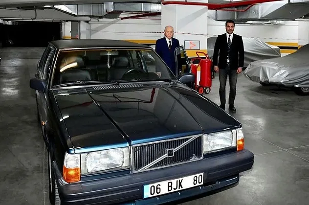 MHP lideri Devlet Bahçeli, "BJK" plakalı aracını Avukat Serkan Toper'e hediye etti