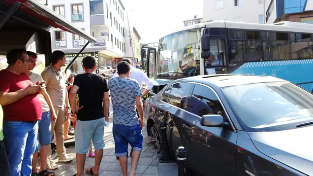 Son dakika... Tuzla'da feci kaza! Hafriyat kamyonu halk otobüsüne çarptı-1