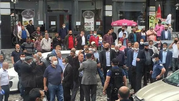karsta-hdpli-belediyenin-ihalesinde-gerginlik-cikti-belediye-onunde-kayyum-kayyum-sloganlari-1591126641554.jpeg Kars'ta HDP'li belediyenin ihalesinde gerginlik çıktı! Belediye önünde ‘kayyum kayyum’ sloganları-4