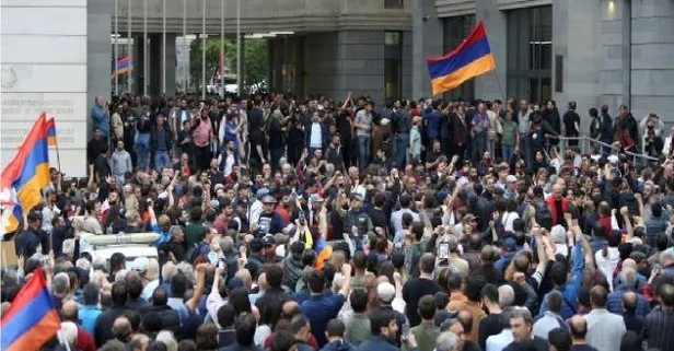 Hezimet sonrası Ermenistan’da sular durulmuyor!