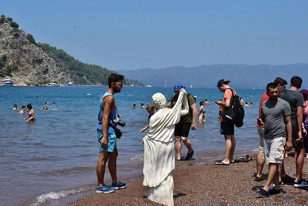Kızkumu Plajı'nın simgesi 'Prenses' heykeline çirkin saldırı-3