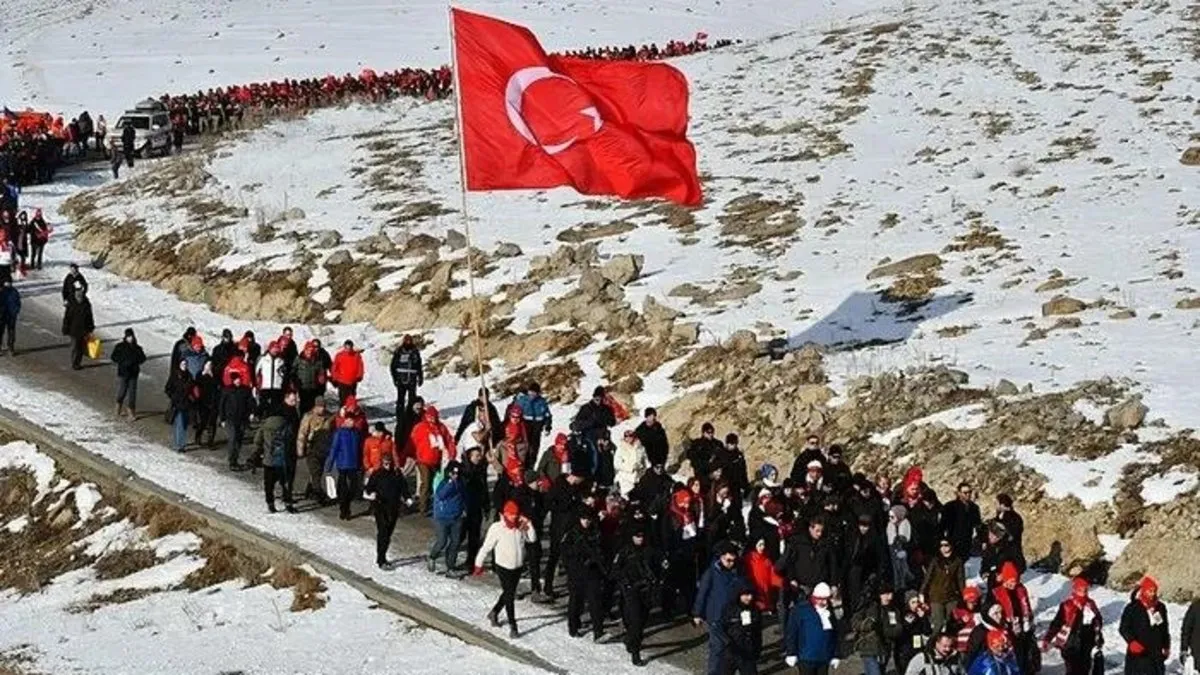 Sarıkamış şehitleri dua ve rahmetle anıldı! 4,5 kilometrelik yürüyüşte 100 metrelik Türk bayrağı taşındı