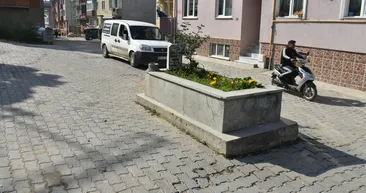Yolun ortasında sır mezar! Araçlar yavaşladığı için mahalleli kaldırmadı