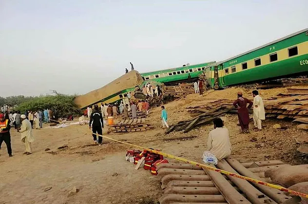 Pakistan'da yaşanan tren kazasının bilançosu artıyor