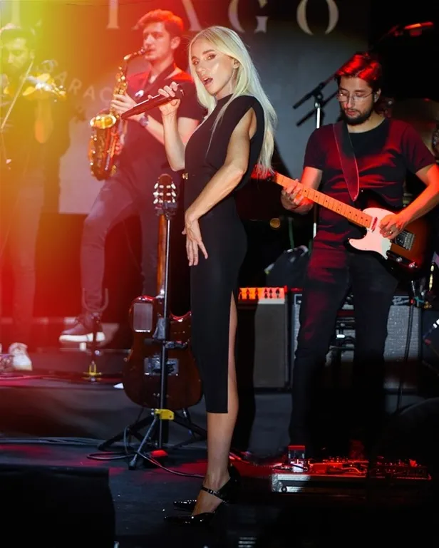 Gülşen giyinse de olay giyinmese de kendinden geçti! Gülşen'den ayna karşısında sütyensiz 'kardeşim helikopter' dansı-3