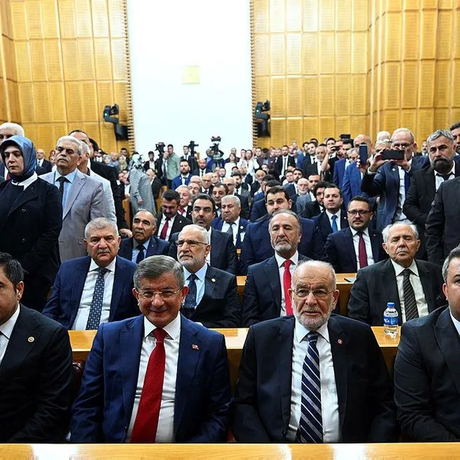 CHPyi koparan Saadet Partisi ve Gelecek Partisi ilk Grup toplantısını yaptı! Ahmet Davutoğlu yine bildiğiniz gibi...